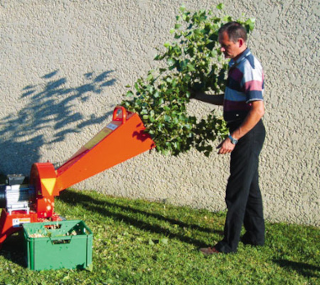 jardinier untilisant un broyeur vegetaux